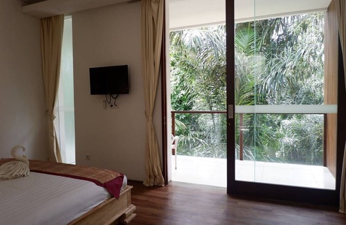 Kutuh Kaja Villa | 1BR Studio Room w/ Jungle View in Ubud Center (3)