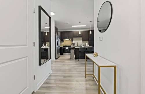 Cherry Apartment | 1BR Stylish Apt | Pool, Gym, Parking & Laundry | Near DT