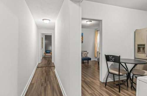 West Philadelphia Hotel | 1BR Urban Apartment S