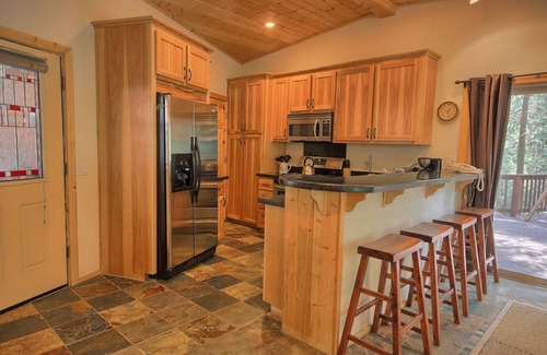 North Wawona Cabin | (1L) The Tree House at The Redwoods In Yosemite