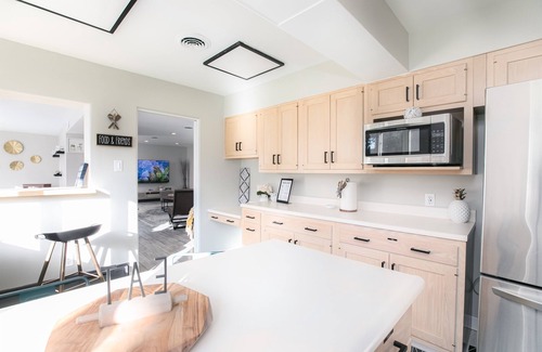 South Bend House | 1Mi to ND, Great for Gatherings & Game Day Fun, Dogs love the Huge Yard!