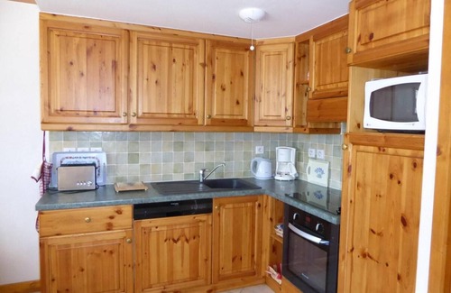 Pralognan-la-Vanoise Apartment | 1st floor, balcony, tv, ski locker, 49m², Pralognan-la-Vanoise