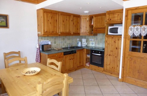 Pralognan-la-Vanoise Apartment | 1st floor, balcony, tv, ski locker, 49m², Pralognan-la-Vanoise