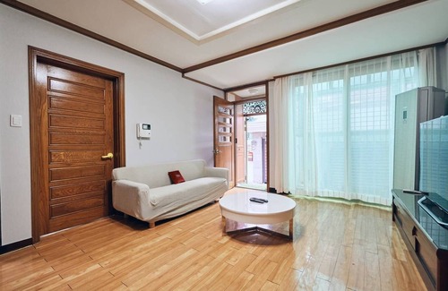 Myeongdong House | ♠1st Floor & No Uphill♠ Spacious Family House