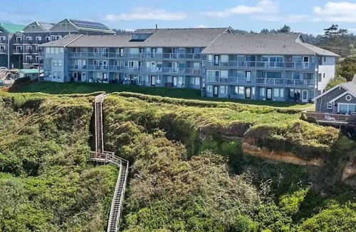 Eddyville Condo | 1st floor Oceanfront studio with king bed, AC & hot tub