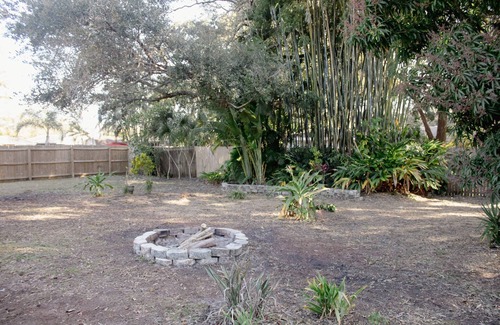 Sarasota Springs House | 2/1 with Huge Backyard - Pet Paradise-20 min from Beaches
