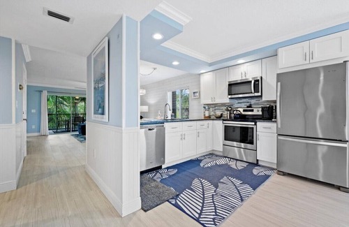 Jupiter Condo | 2/2 Condo Steps from the Beach