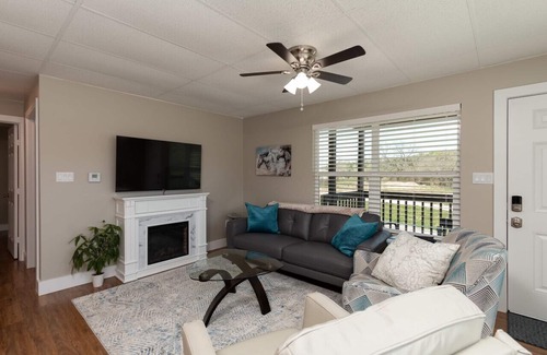 Georgetown Cottage | 2/2 Cottage on San Gabriel River 3 miles to Square