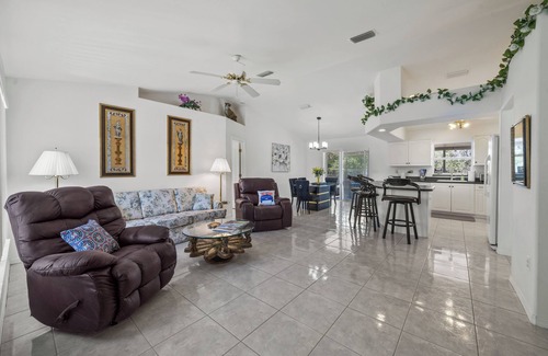 Sebring House | 2/2 home W/AC, Wi-Fi Home of Sebring 24 & HGTV Hometown Makeover & Pet Friendly!