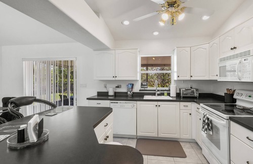 Sebring House | 2/2 home W/AC, Wi-Fi Home of Sebring 24 & HGTV Hometown Makeover & Pet Friendly!