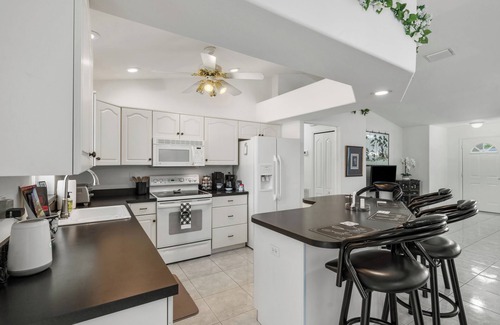 Sebring House | 2/2 home W/AC, Wi-Fi Home of Sebring 24 & HGTV Hometown Makeover & Pet Friendly!
