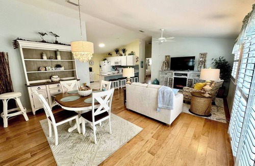 Buttonwood House | 2/2 in The Village of Buttonwood