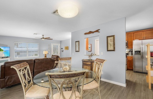 Pineland House | 2/2 Privacy in Pine Island!