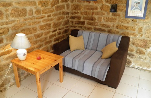 Ploemeur House | 2/3-person gite 350 m from beaches via footpath and adjacent to 18-hole golf course.
