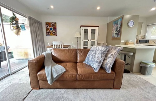 Epsom House | 2/32 Ferryhill Road, Epsom, Auckland 1023, New Zealand