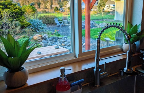 Sequim House | 2.5 Acre Retreat with Breathtaking Mountain Views. New Hot Tub! Walk to Beach!