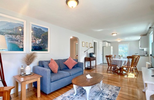Newport East Apartment | ~2.5mi to Beaches & Downtown Newport - Private Apartment