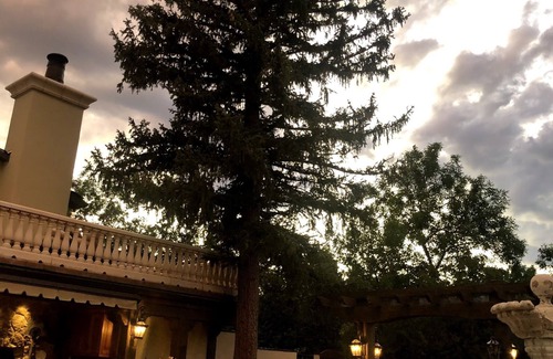 Broadmoor House | 2 Acre Mansion in Broadmoor-5 Star Luxury and Relaxation