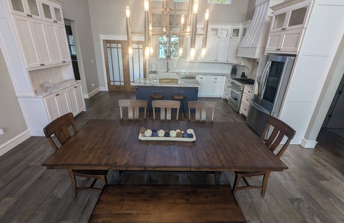 Chandler House | 2 acres of luxury on Lake Palestine