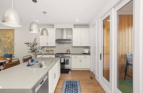 Eighth Avenue House | 2 Adjacent Gem Great for Big Groups! 8th Ave S