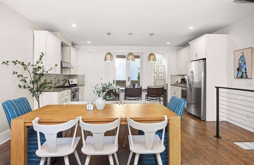 Eighth Avenue House | 2 Adjacent Gem Great for Big Groups! 8th Ave S