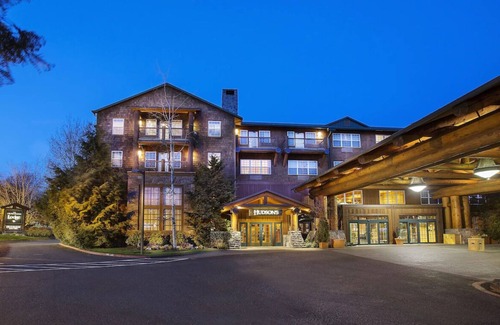 Vancouver Hotel | 2 Balconies: Enjoy a Beautiful Atmosphere at Our Rustic Lodge-Styled Stay