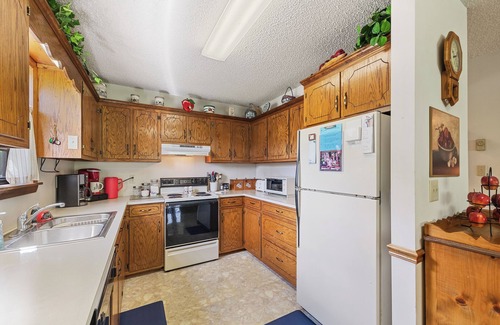 Maggie Valley Cabin | 2 BD 2 BA Cozy, Single LV Cabin, Views, Covered Porch