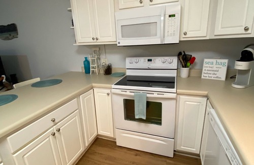 Long Beach Apartment | 2 Bd 2 Ba Spacious Condo - close to beach and shopping!
