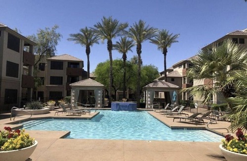 Encanto Condo | 2 Bd/2Ba in Central Phx with a private patio, 2 pools, 2 hot tubs gated complex!
