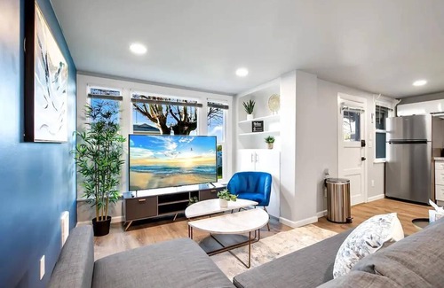 Everett Apartment | 2 BD in historic N Everett w/AC!