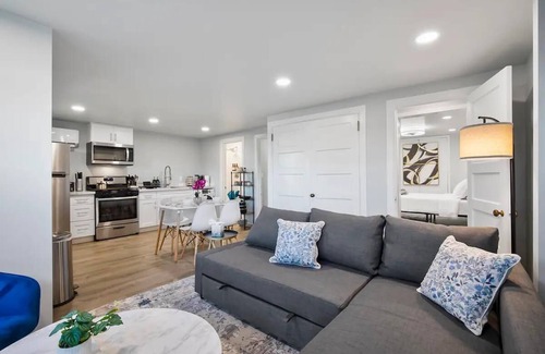 Everett Apartment | 2 BD in historic N Everett w/AC!