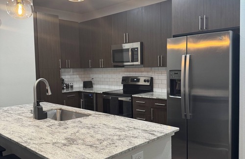 Old East Dallas Apartment | 2 BD KING, POOL & GYM APT