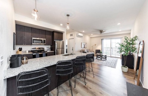 Northwest Colorado Springs Apartment | 2 BD Pet Friendly Top Floor with Mountain Views minutes from Garden of the Gods
