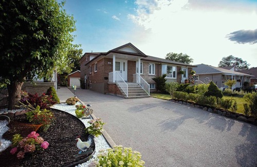 Toronto Apartment | 2 Bd Retreat Near Airport
