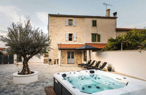 Baderna Villa | 2 BD villa with pool, jacuzzi for up to 4 people