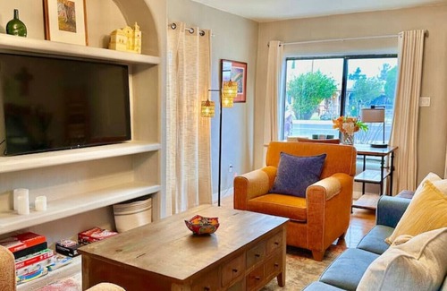 Las Cruces Apartment | 2 bd w/lrg fenced yard 3 mins from farmers market