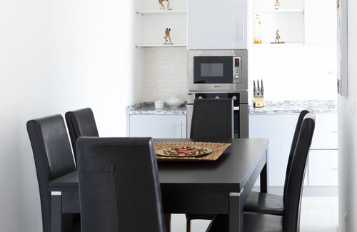 Praia Apartment | 2 bdr cozy apt near Praça Center, AC & Fast Wi-Fi