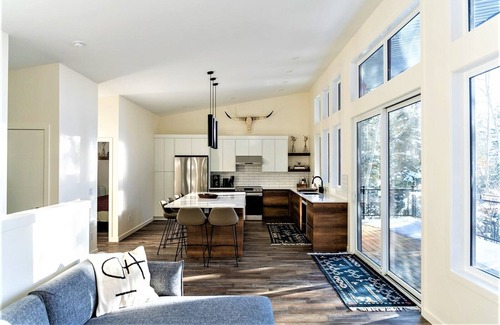 East Kootenay House | 2 BDR | Private, Stylish & All new