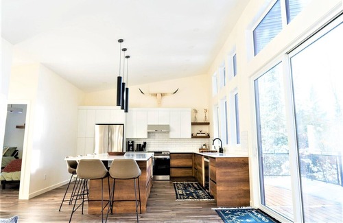 East Kootenay House | 2 BDR | Private, Stylish & All new