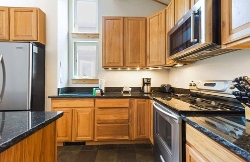 Peak 9 Condo | 2 BDR Snodallion Condo - Columbine Pool & Hot Tub!