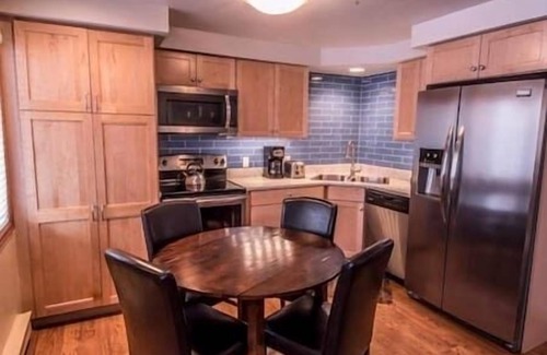 Aspen Apartment | 2 Bdrm Central Condo with Pool, Aspen, fireplace.