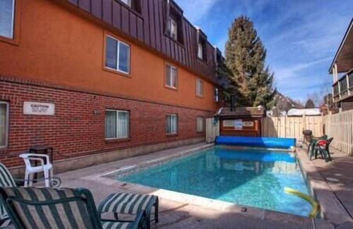 Aspen Apartment | 2 Bdrm Central Condo with Pool, Aspen, fireplace.