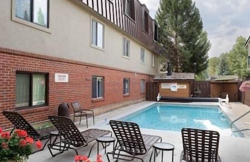 Aspen Apartment | 2 Bdrm Central Condo with Pool, Aspen, fireplace.