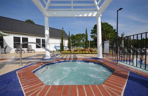 Berkeley Condo | 2 BDRM~ HISTORIC POWHATAN RESORT~8 MILES TO SEAWORLD, 6 MILES TO COLONIAL WMSBRG