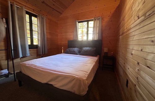 Applegate Cabin | 2 bdrm, hot tub, walk to beach