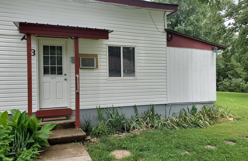 Gamaliel Cabin | 2-Bdrm Lake View/Access Cabin, Family/Pet Friendly, Large Screened Porch, Clean