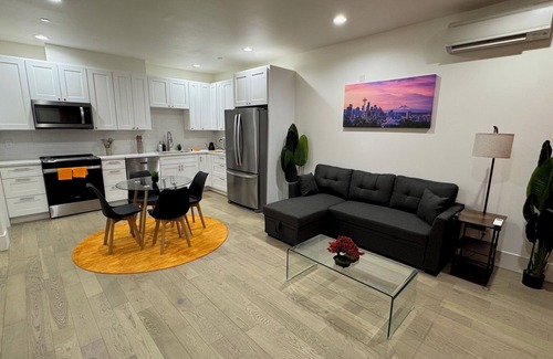 Federal Way House | 2 BDRM Modern Meets Cozy in Federal Way