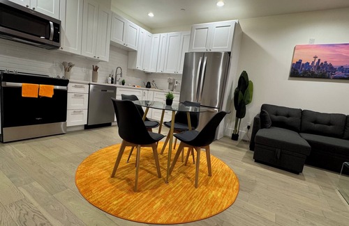 Federal Way House | 2 BDRM Modern Meets Cozy in Federal Way