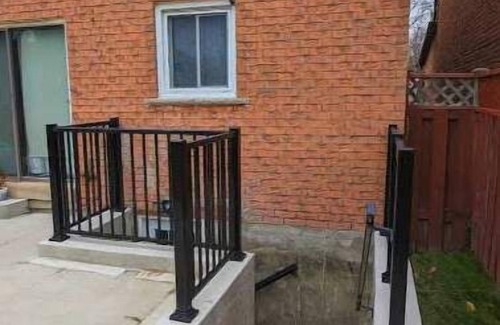 East Credit House | 2 Bdroom Apartment near UTM, Square 1 and Airport