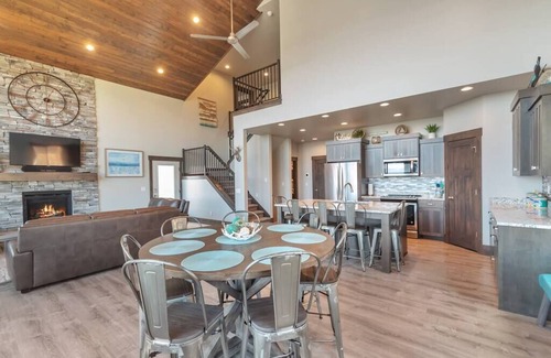 Sweetwater House | 2 Bear Lake House - Stunning Views, Spa Onsite! (36 Guests)